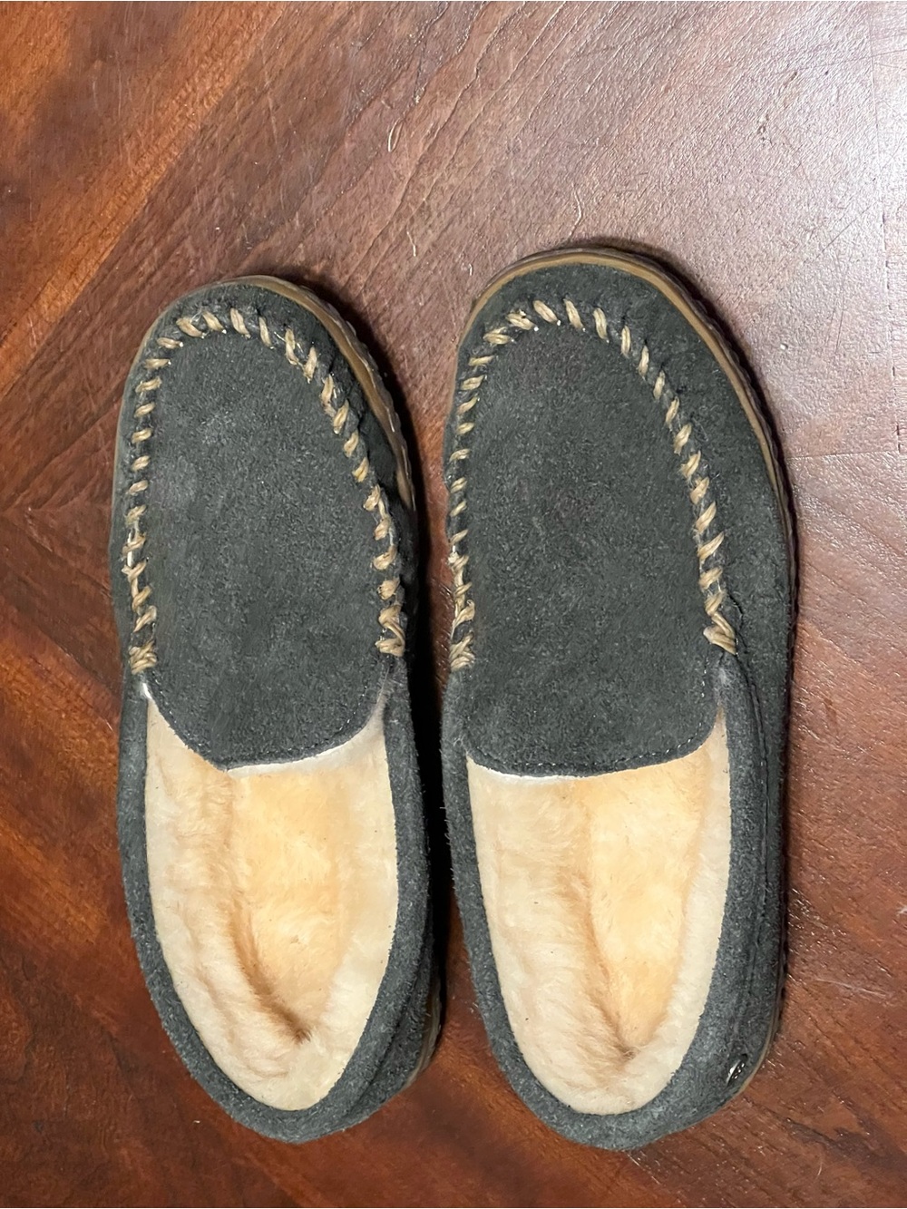 Minnetonka Men's Suede Moccasin Slippers with Plush Lining - Dark Gray size 7